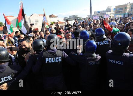 (171207) -- AMMAN, 7. Dez. 2017 -- Demonstranten schreien am 7. Dez. 2017 in der Nähe der US-Botschaft in Amman, Jordanien. Am Donnerstag nahmen Menschen an Demonstrationen in Jordanien Teil, um gegen die Entscheidung von US-Präsident Donald Trump zu protestieren, Jerusalem als Hauptstadt Israels anzuerkennen und die US-Botschaft von Tel Aviv nach Jerusalem zu verlegen. JORDAN-AMMAN-PROTEST MohammadxAbuxGhosh PUBLICATIONxNOTxINxCHN Stockfoto