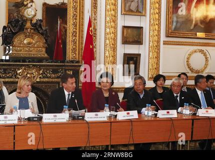 (171208) -- LONDON, 8. Dezember 2017 -- der chinesische Vize-Premier Liu Yandong (3. L) und der britische Gesundheitsminister Jeremy Hunt (2. L) leiten gemeinsam den fünften jährlichen hochrangigen Dialog zwischen Großbritannien und China in London, Großbritannien, 7. Dezember 2017. Am Donnerstag wurde der fünfte jährliche Dialog zwischen den Menschen auf hoher Ebene zwischen Großbritannien und China abgeschlossen, bei dem beide Seiten versprachen, den Austausch zwischen den Menschen und den Kulturen auszuweiten, um die soziale und zivile Grundlage für die bilateralen Beziehungen zu festigen. ) (ZXJ) DIALOG ZWISCHEN DEN MENSCHEN ZWISCHEN GROSSBRITANNIEN UND LONDON UND CHINA AUF HOHER EBENE HANXYAN PUBLICATIONXNOTXINXCHN Stockfoto