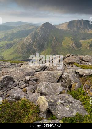 Blick vom Gipfel des Pen yr Ole Wen in den Bergen von Carneddau, Eryri, Nordwales, Großbritannien Stockfoto