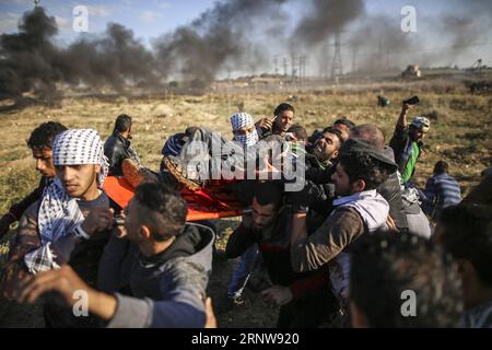 (171208) -- GAZA, 8. Dezember 2017 -- Ein verwundeter palästinensischer Demonstrant wird bei Zusammenstößen mit israelischen Truppen evakuiert, nachdem er am 8. Dezember 2017 gegen die Anerkennung Jerusalems als israelische Hauptstadt in der Nähe von Gaza City durch die USA protestiert hatte. Schätzungsweise 4.500 palästinensische Demonstranten nahmen am Freitag an sechs Orten entlang der Grenze zum Gazastreifen an gewaltsamen Unruhen gegen die Anerkennung Jerusalems als israelische Hauptstadt durch die USA Teil, so eine Erklärung der israelischen Verteidigungskräfte (IDF) am Freitagabend. MIDEAST-GAZA-KONFLIKTE WissamxNassar PUBLICATIONxNOTxINxCHN Stockfoto