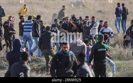 (171208) -- GAZA, 8. Dezember 2017 -- Ein verwundeter palästinensischer Demonstrant wird bei Zusammenstößen mit israelischen Truppen evakuiert, nachdem er am 8. Dezember 2017 gegen die Anerkennung Jerusalems als israelische Hauptstadt in der Nähe von Gaza City durch die USA protestiert hatte. Schätzungsweise 4.500 palästinensische Demonstranten nahmen am Freitag an sechs Orten entlang der Grenze zum Gazastreifen an gewaltsamen Unruhen gegen die Anerkennung Jerusalems als israelische Hauptstadt durch die USA Teil, so eine Erklärung der israelischen Verteidigungskräfte (IDF) am Freitagabend. MIDEAST-GAZA-KONFLIKTE WissamxNassar PUBLICATIONxNOTxINxCHN Stockfoto