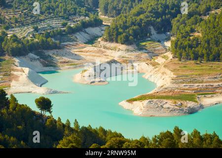 Guadalest Reservoir bei Sonnenuntergang mit seinem charakteristischen türkisfarbenen Wasser (Castell de Guadalest, Marina Baixa, Alicante, Valencian Community, Spanien) Stockfoto