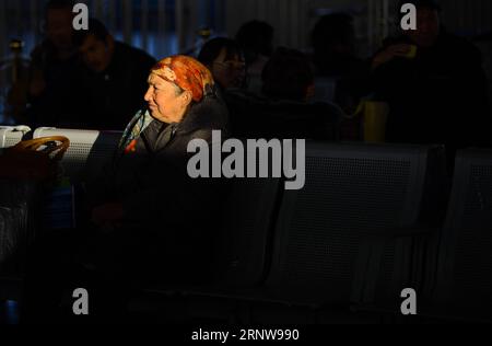 (171209) -- ÜRÜMQI, 9. Dezember 2017 -- Passagiere erholen sich am Kashgar Railway Station in Kashgar, Nordwestchinas Autonome Region Xinjiang Uygur, 25. November 2017. Die 485 km lange Zugstrecke, die zwei große Oasenstädte Kashgar und Hotan verbindet, führt durch einige der abgelegensten Gebiete in Xinjiang und hat das Leben in der Wüste seit ihrer Einführung im Jahr 2011 verändert. Es ist die erste und einzige Eisenbahnstrecke in Hotan, über die die unterentwickelte Präfektur mit dem restlichen Schienennetz des Landes verbunden ist, das über 22.000 km Hochgeschwindigkeitsbahnstrecken verfügt. Die schlechte Verkehrsinfrastruktur hat China zu uns geführt Stockfoto