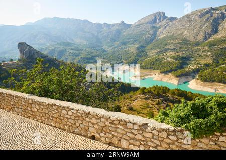 Guadalest Reservoir bei Sonnenuntergang mit seinem charakteristischen türkisfarbenen Wasser (Castell de Guadalest, Marina Baixa, Alicante, Valencian Community, Spanien) Stockfoto