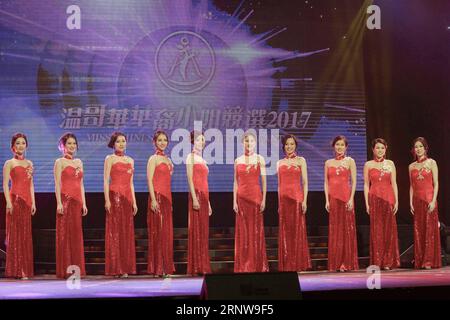 (171209) -- VANCOUVER, 9. Dezember 2017 -- Teilnehmer posieren auf der Bühne während des Miss Chinese Vancouver Pageant 2017 in Vancouver, Kanada, 8. Dezember 2017. ) (zy) KANADA-VANCOUVER-2017 VERMISSEN CHINESISCHER VANCOUVER-WETTBEWERB Liangxsen PUBLICATIONxNOTxINxCHN Stockfoto