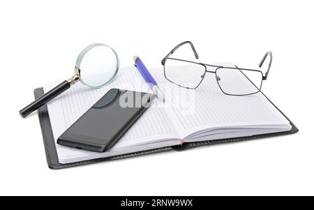 Notebook, Brille, Mobiltelefon und Lupe isoliert auf weiß Stockfoto