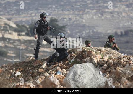 (171210) -- RAMALLAH, 10. Dezember 2017 () -- israelische Soldaten richten ihre Waffen auf palästinensische Demonstranten während der Auseinandersetzungen, nachdem sie am 10. Dezember 2017 gegen die Anerkennung Jerusalems als Hauptstadt Israels durch die USA in der Nähe der jüdischen Siedlung Beit El nördlich der Westjordstadt Ramallah protestiert hatten. () MIDEAST-RAMALLAH-CLASHES Xinhua PUBLICATIONxNOTxINxCHN Stockfoto