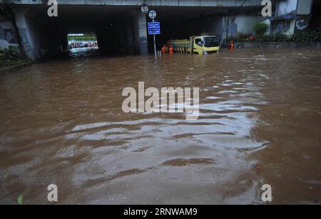 (171211) -- JAKARTA, 11. Dezember 2017 -- Foto aufgenommen am 11. Dezember. 2017 zeigt einen Lkw, der in Jakarta, Indonesien, am 11. Dezember in einer wasserdurchfluteten Straße feststeckt. 2017. Starkregen von mehreren Stunden hinterließ durchnässte Straßen und verursachte Staus in einigen Gebieten Jakartas. ) (Zjl) INDONESIEN-JAKARTA-STARKER REGEN Zulkarnain PUBLICATIONxNOTxINxCHN Stockfoto