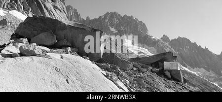 Das Panorama mit dem alten Chalet Refuge du Couvercle über den Gletscher Mer de Glace. Stockfoto