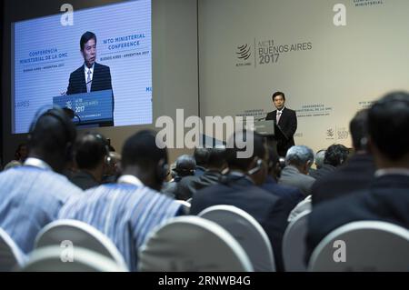 (171212) -- BUENOS AIRES, 12. Dezember 2017 -- der chinesische Handelsminister Zhong Shan hält eine Rede auf der Plenartagung der 11. Ministerkonferenz der Welthandelsorganisation, die am 11. Dezember 2017 in Buenos Aires, der Hauptstadt Argentiniens, stattfand. Mart¨ªn Zabala) (da) (rtg)(gj) ARGENTINIEN-BUENOS AIRES-WTO-KONFERENZ e MARTINxZABALA PUBLICATIONxNOTxINxCHN Stockfoto