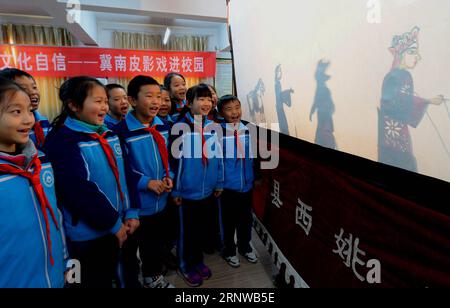 (171212) -- SHIJIAZHUANG, 12. Dezember 2017 -- Schüler beobachten Schattenpuppenspiel an einer Grundschule im Bezirk Hanshan von Handan, Provinz Hebei, Nordchina, 11. Dezember 2017. Die Schule lädt regelmäßig Schattenpuppenkünstler ein, das Interesse der Schüler an traditioneller Kultur zu fördern.) (Xzy) CHINA-SHIJIAZHUANG-SHADOW PUPPET (CN) WangxXiao PUBLICATIONxNOTxINxCHN Stockfoto