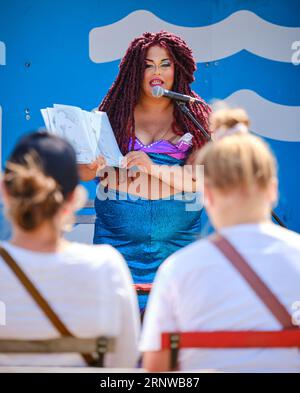 Local Drag Queen Elle Noir Doing Story Time Teil der Drag Show Performance auf Halifax Boardwalk, September 2023 Stockfoto