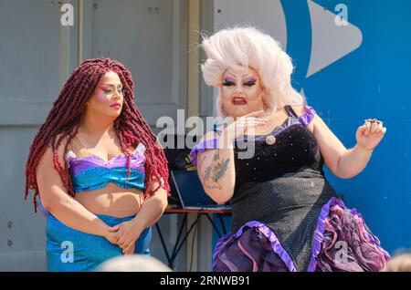 Die lokale Künstlerin Elle Noir und Rouge Fatale in Drag Show Performance am Halifax Boardwalk, September 2023 Stockfoto