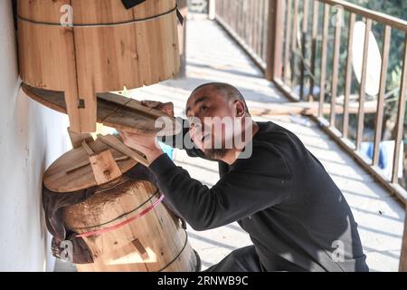 (171212) -- NANCHANG, 12. Dezember 2017 -- Jiang Jinchun kontrolliert die Honigwaben, die natürlichen Honig produzieren, zum Verkauf im Zaotian Village im Kreis Hengfeng, ostchinesische Provinz Jiangxi, 7. Dezember 2017. Jiang Jinchun, ein 39-jähriger Bauer in der realen Welt, ist auch Bruder Jiang, der Live-Übertragungen durchführt und über 1,8 Millionen Fans im Internet besitzt. Anders als diejenigen, die ihre Talente oder Schönheit online zeigen, sendet Jiang sein Leben im Dorf, einschließlich der Landschaft, der landwirtschaftlichen Produkte und des Wandels seiner Heimatstadt. Diese Praxis hat ihm viele Kunden gebracht, die es sind Stockfoto