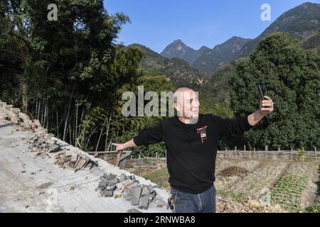 (171212) -- NANCHANG, 12. Dezember 2017 -- Jiang Jinchun stellt die Landschaft seiner Heimatstadt während der Live-Übertragung im Zaotian Village im Hengfeng County, der ostchinesischen Provinz Jiangxi, am 7. Dezember 2017 vor. Jiang Jinchun, ein 39-jähriger Bauer in der realen Welt, ist auch Bruder Jiang, der Live-Übertragungen durchführt und über 1,8 Millionen Fans im Internet besitzt. Anders als diejenigen, die ihre Talente oder Schönheit online zeigen, sendet Jiang sein Leben im Dorf, einschließlich der Landschaft, der landwirtschaftlichen Produkte und des Wandels seiner Heimatstadt. Diese Praxis hat ihm viele Kunden eingebracht Stockfoto