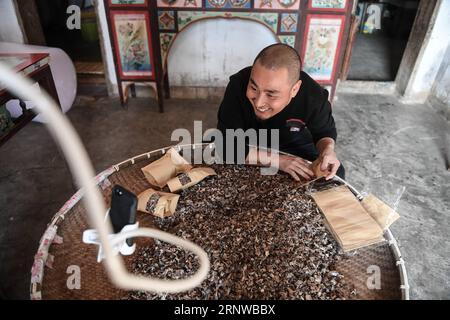 (171212) -- NANCHANG, 12. Dezember 2017 -- Jiang Jinchun packt landwirtschaftliche Produkte während der Live-Übertragung im Dorf Zaotian im Kreis Hengfeng, ostchinesische Provinz Jiangxi, 7. Dezember 2017. Jiang Jinchun, ein 39-jähriger Bauer in der realen Welt, ist auch Bruder Jiang, der Live-Übertragungen durchführt und über 1,8 Millionen Fans im Internet besitzt. Anders als diejenigen, die ihre Talente oder Schönheit online zeigen, sendet Jiang sein Leben im Dorf, einschließlich der Landschaft, der landwirtschaftlichen Produkte und des Wandels seiner Heimatstadt. Diese Praxis hat ihm viele Kunden gebracht, die es waren Stockfoto