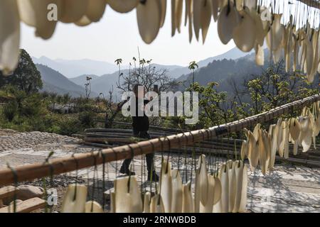 (171212) -- NANCHANG, 12. Dezember 2017 -- Jiang Jinchun sendet live im Dorf Zaotian im Kreis Hengfeng in der ostchinesischen Provinz Jiangxi, 7. Dezember 2017. Jiang Jinchun, ein 39-jähriger Bauer in der realen Welt, ist auch Bruder Jiang, der Live-Übertragungen durchführt und über 1,8 Millionen Fans im Internet besitzt. Anders als diejenigen, die ihre Talente oder Schönheit online zeigen, sendet Jiang sein Leben im Dorf, einschließlich der Landschaft, der landwirtschaftlichen Produkte und des Wandels seiner Heimatstadt. Diese Praxis hat ihm viele Kunden gebracht, die sich für den landwirtschaftlichen Profi interessieren Stockfoto