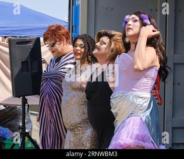 Local Drag Queen in Drag Show Performance on Halifax Boardwalk, September 2023 Stockfoto