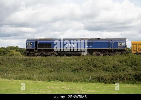 Diesellokomotive der Baureihe 66 GBRf Nr. 66791, die einen Güterzug zieht, Warwickshire, Großbritannien Stockfoto