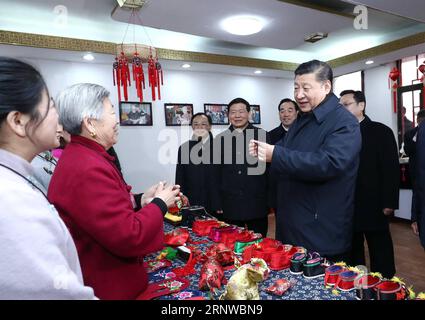 (171212) -- NANJING, 12. Dezember 2017 -- der chinesische Präsident Xi Jinping (R, Front), ebenfalls Generalsekretär des Zentralkomitees der Kommunistischen Partei Chinas (CPC) und Vorsitzender der Zentralen Militärkommission, kauft einen Kräuterbeutel, der vom 80-jährigen Dorfbewohner Wang Xiuying im Mazhuang Dorf Xuzhou in der ostchinesischen Provinz Jiangsu am 12. Dezember 2017 hergestellt wurde. XI hatte am 12. Dezember eine Inspektionstour in Xuzhou. ) (Zkr) CHINA-XUZHOU-XI JINPING-INSPECTION (CN) JuxPeng PUBLICATIONxNOTxINxCHN Stockfoto