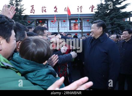 (171212) -- NANJING, 12. Dezember 2017 -- der chinesische Präsident Xi Jinping (R, Front), ebenfalls Generalsekretär des Zentralkomitees der Kommunistischen Partei Chinas (CPC) und Vorsitzender der Zentralen Militärkommission, schüttelt am 12. Dezember 2017 im Dorf Mazhuang in Xuzhou in der ostchinesischen Provinz Jiangsu die Hände mit den Menschen. XI hatte am 12. Dezember eine Inspektionstour in Xuzhou. ) (Zkr) CHINA-XUZHOU-XI JINPING-INSPECTION (CN) JuxPeng PUBLICATIONxNOTxINxCHN Stockfoto