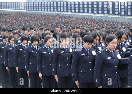 (171213) -- NANJING, 13. Dezember 2017 -- Menschen nehmen an der staatlichen Gedenkfeier für Chinas nationalen Gedenktag für Nanjing-Massaker-Opfer in der Gedenkhalle für die Massaker-Opfer in Nanjing, Ostchinesische Provinz Jiangsu, 13. Dezember 2017, Teil. ) (Xzy) CHINA-NANJING-MASSAKER OPFER - STAATLICHE GEDENKZEREMONIE (CN) PangxXinglei PUBLICATIONxNOTxINxCHN Stockfoto