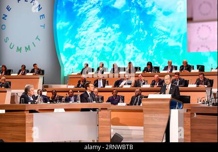 (171212) -- PARIS, 12. Dezember 2017 -- der Präsident der Weltbank Jim Yong Kim (1. R, Front) spricht vor der Plenarsitzung des One Planet Summit am 12. Dezember 2017 in Paris, Frankreich. Politische Führer und Vertreter wichtiger internationaler Organisationen versammelten sich am Dienstag auf dem One Planet Summit in Paris, um die ökologische Notlage des Planeten anzugehen und internationale Klimaschutzmaßnahmen zu beschleunigen. ) FRANKREICH-PARIS-ONE PLANET SUMMIT ChenxYichen PUBLICATIONxNOTxINxCHN Stockfoto