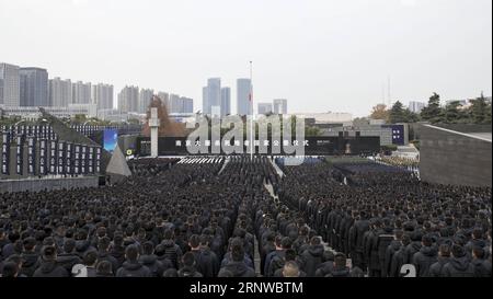 (171213) -- NANJING, 13. Dezember 2017 -- Foto aufgenommen am 13. Dezember 2017 zeigt die Szene der staatlichen Gedenkfeier für Chinas nationalen Gedenktag für die Opfer des Massakers in Nanjing in der Gedenkhalle für die Opfer des Massakers in Nanjing in der ostchinesischen Provinz Jiangsu. ) (Xzy) MASSAKER OPFER DES MASSAKERS in CHINA-NANJING - STAATLICHE GEDENKZEREMONIE (CN) WangxYe PUBLICATIONxNOTxINxCHN Stockfoto