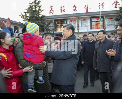 (171212) -- NANJING, 12. Dezember 2017 -- der chinesische Präsident Xi Jinping, ebenfalls Generalsekretär des Zentralkomitees der Kommunistischen Partei Chinas (KPCh) und Vorsitzender der Zentralen Militärkommission, kommuniziert mit Menschen im Dorf Mazhuang in Xuzhou, ostchinesische Provinz Jiangsu, 12. Dezember 2017. XI hatte am 12. Dezember eine Inspektionstour in Xuzhou. ) (Zkr) CHINA-XUZHOU-XI JINPING-INSPECTION (CN) XiexHuanchi PUBLICATIONxNOTxINxCHN Stockfoto