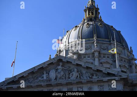 (171212) -- SAN FRANCISCO, 12. Dezember 2017 -- Flaggen fliegen am halben Mast, um den Bürgermeister von San Francisco Ed Lee in San Francisco, USA, am 12. Dezember 2017 zu betrauern. Ed Lee, der erste asiatische amerikanische Bürgermeister von San Francisco im US-Bundesstaat Kalifornien, starb unerwartet am frühen Dienstagmorgen im Alter von 65 Jahren nach einem Herzinfarkt, berichtete das lokale Fernsehen. US-SAN FRANCISCO-BÜRGERMEISTER-ED LEE-DEATH WUXXIAOLING PUBLICATIONXNOTXINXCHN Stockfoto