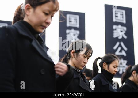 (171213) -- NANJING, 13. Dezember 2017 -- Foto aufgenommen am 13. Dezember 2017 zeigt die Szene der staatlichen Gedenkfeier für Chinas nationalen Gedenktag für die Opfer des Massakers in Nanjing in der Gedenkhalle für die Opfer des Massakers in Nanjing in der ostchinesischen Provinz Jiangsu. ) (Xzy) CHINA-NANJING-MASSAKER OPFER - STAATLICHE GEDENKZEREMONIE (CN) LixXiang PUBLICATIONxNOTxINxCHN Stockfoto