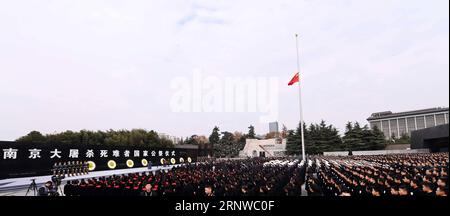 (171213) -- NANJING, 13. Dezember 2017 -- Foto aufgenommen am 13. Dezember 2017 zeigt die Szene der staatlichen Gedenkfeier für Chinas nationalen Gedenktag für die Opfer des Massakers in Nanjing in der Gedenkhalle für die Opfer des Massakers in Nanjing in der ostchinesischen Provinz Jiangsu. ) (Xzy) CHINA-NANJING-MASSAKER OPFER - STAATLICHE GEDENKZEREMONIE (CN) ZhangxDuo PUBLICATIONxNOTxINxCHN Stockfoto