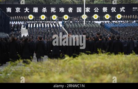 (171213) -- NANJING, 13. Dezember 2017 -- Foto aufgenommen am 13. Dezember 2017 zeigt die Szene der staatlichen Gedenkfeier für Chinas nationalen Gedenktag für die Opfer des Massakers in Nanjing in der Gedenkhalle für die Opfer des Massakers in Nanjing in der ostchinesischen Provinz Jiangsu. ) (wf) CHINA-NANJING-MASSAKER OPFER - STAATLICHE GEDENKZEREMONIE (CN) LixXiang PUBLICATIONxNOTxINxCHN Stockfoto