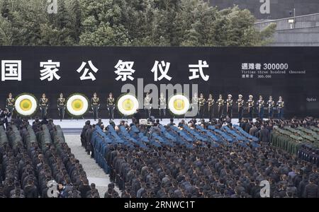 (171213) -- NANJING, 13. Dezember 2017 -- Foto aufgenommen am 13. Dezember 2017 zeigt die Szene der staatlichen Gedenkfeier für Chinas nationalen Gedenktag für die Opfer des Massakers in Nanjing in der Gedenkhalle für die Opfer des Massakers in Nanjing in der ostchinesischen Provinz Jiangsu. ) (wf) MASSAKER DER OPFER DES MASSAKERS in CHINA-NANJING - STAATLICHE GEDENKZEREMONIE (CN) WangxYe PUBLICATIONxNOTxINxCHN Stockfoto