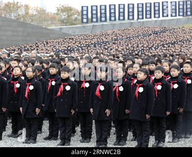 (171213) -- NANJING, 13. Dezember 2017 -- Foto aufgenommen am 13. Dezember 2017 zeigt die Szene der staatlichen Gedenkfeier für Chinas nationalen Gedenktag für die Opfer des Massakers in Nanjing in der Gedenkhalle für die Opfer des Massakers in Nanjing in der ostchinesischen Provinz Jiangsu. ) (Xzy) CHINA-NANJING-MASSAKER OPFER - STAATLICHE GEDENKZEREMONIE (CN) DingxLin PUBLICATIONxNOTxINxCHN Stockfoto