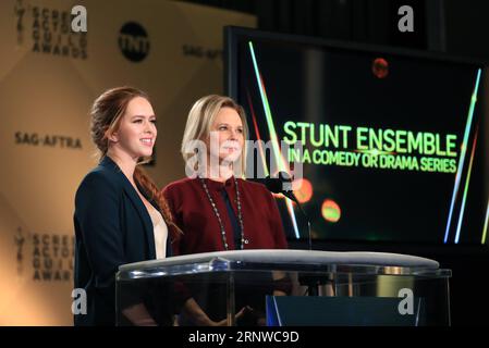 Bilder des Tages (171213) -- LOS ANGELES, 13. Dezember 2017 -- JoBeth Williams (R), Vorsitzende des sag Awards Committee, und Elizabeth McLaughlin, Mitglied des sag Awards Awards Committee, kündigen die Nominierungen für die Stunt Ensemble Action Performance beim 24. jährlichen Screen Actors Guild Award in Los Angeles, USA, am 13. Dezember 2017 an. Nominierungen für die 24. Jährlichen Screen Actors Guild Awards (sag) wurden am Mittwoch im Pacific Design Center in West Hollywood bekanntgegeben. U.S.-LOS ANGELES-DIE 24. JÄHRLICHE SAG-NOMINIERUNGEN LIXYING PUBLICATIONXNOTXINXCHN Stockfoto