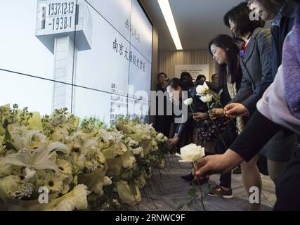 (171213) -- HONGKONG, 13. Dezember 2017 -- Menschen trauern um Opfer des Massakers von Nanjing, wenn sie eine Ausstellung des Massakers in Hongkong, 13. Dezember 2017, anlässlich des Nationalen Gedenktages für die Opfer des Massakers von Nanjing besuchen. ) (Zkr) CHINA-HONG KONG-NANJING MASSAKER-AUSSTELLUNG(CN) LiuxYun PUBLICATIONxNOTxINxCHN Stockfoto