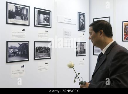 (171213) -- HONG KONG, 13. Dezember 2017 -- Ein Besucher schaut sich Bilder bei einer Ausstellung des Massakers von Nanjing im südchinesischen Hongkong an, 13. Dezember 2017, anlässlich des Nationalen Gedenktags für die Opfer des Massakers von Nanjing. ) (Zkr) CHINA-HONG KONG-NANJING MASSAKER-AUSSTELLUNG(CN) LiuxYun PUBLICATIONxNOTxINxCHN Stockfoto