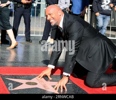 (171214) -- LOS ANGELES, 14. Dezember 2017 -- Dwayne Johnson posiert für Fotos bei seiner Hollywood Walk of Fame Star Ceremony in Los Angeles, USA, 13. Dezember 2017. Dwayne Johnson wurde am Montag mit einem Star auf dem Hollywood Walk of Fame geehrt. (DJJ) U.S.-LOS ANGELES-HOLLYWOOD WALK OF FAME-DWAYNE JOHNSON LIXYING PUBLICATIONXNOTXINXCHN Stockfoto