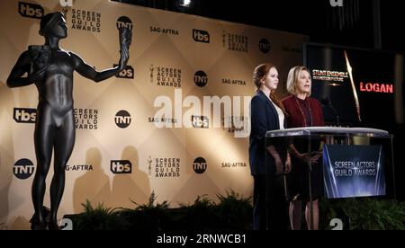 (171213) -- LOS ANGELES, 13. Dezember 2017 -- sag Awards Committee Chair JoBeth Williams (R) und sag Awards Committee Member Elizabeth McLaughlin kündigen die Nominierungen für Stunt Ensemble Action Performance beim 24. Jährlichen Screen Actors Guild Award in Los Angeles, USA, am 13. Dezember 2017 an. Nominierungen für die 24. Jährlichen Screen Actors Guild Awards (sag) wurden am Mittwoch im Pacific Design Center in West Hollywood bekanntgegeben. U.S.-LOS ANGELES-DIE 24. JÄHRLICHE SAG-NOMINIERUNGEN LIXYING PUBLICATIONXNOTXINXCHN Stockfoto