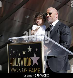 (171214) -- LOS ANGELES, 14. Dezember 2017 -- Dwayne Johnson hält seine Tochter, während er auf seiner Hollywood Walk of Fame Star Ceremony in Los Angeles, USA, am 13. Dezember 2017 spricht. Dwayne Johnson wurde am Montag mit einem Star auf dem Hollywood Walk of Fame geehrt. (DJJ) U.S.-LOS ANGELES-HOLLYWOOD WALK OF FAME-DWAYNE JOHNSON LIXYING PUBLICATIONXNOTXINXCHN Stockfoto