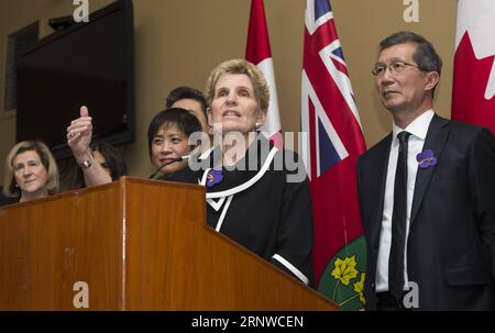 (171214) -- TORONTO, 14. Dezember 2017 -- Ontario Premier Kathleen Wynne (2. R) spricht während der Veranstaltung in der Legislative, um Ontarios ersten Nanjing Massaker Gedenktag in Toronto, Kanada, am 13. Dezember 2017 anzuerkennen. Im Oktober verabschiedete das kanadische provinzparlament von Ontario einen Antrag, den 13. Dezember zum Gedenktag des Massakers in Nanjing zu erklären, um an die Opfer des Massakers zu erinnern. Die Provinz Ontario, die Heimat der größten asiatischen Gemeinschaft Kanadas mit mehr als 3 Millionen asiatischen Abstammungen, wurde die erste regionale Legislative in den westlichen Ländern, die den Antrag annahm. ) (Djj) KANADA-TORONT Stockfoto