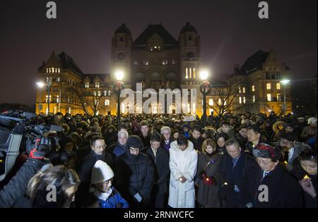 (171214) -- TORONTO, 14. Dezember 2017 -- die Menschen nehmen an dem Moment der Stille während der öffentlichen Mahnwache bei Kerzenlicht Teil, die den ersten Nanjing Massaker-Gedenktag in Ontario vor dem Ontario Legislative Building in Toronto, Kanada, 13. Dezember 2017 feierte. Im Oktober verabschiedete das kanadische provinzparlament von Ontario einen Antrag, den 13. Dezember zum Gedenktag des Massakers in Nanjing zu erklären, um an die Opfer des Massakers zu erinnern. Die Provinz Ontario, die die größte asiatische Gemeinde Kanadas mit mehr als 3 Millionen asiatischen Abstammungen beheimatet, wurde die erste regionale Legislative im westlichen Kongreß Stockfoto