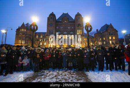 (171214) -- TORONTO, 14. Dezember 2017 -- Menschen nehmen an der öffentlichen Mahnwache bei Kerzenlicht Teil, die den ersten Nanjing-Massaker-Gedenktag in Ontario vor dem Ontario Legislative Building in Toronto, Kanada, am 13. Dezember 2017 feierte. Im Oktober verabschiedete das kanadische provinzparlament von Ontario einen Antrag, den 13. Dezember zum Gedenktag des Massakers in Nanjing zu erklären, um an die Opfer des Massakers zu erinnern. Die Provinz Ontario, die Heimat der größten asiatischen Gemeinschaft Kanadas mit mehr als 3 Millionen asiatischen Abstammungen, wurde die erste regionale Legislative in den westlichen Ländern, die den Antrag annahm. ) d Stockfoto