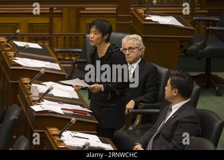 (171214) -- TORONTO, 14. Dezember 2017 -- Soo Wong (stehend), ein Mitglied des provinzparlaments von Ontario, spricht vor dem Schweigemoment, um Ontarios ersten Nanjing-Massaker-Gedenktag in der Legislative in Toronto, Kanada, am 13. Dezember 2017 anzuerkennen. Im Oktober verabschiedete das kanadische provinzparlament von Ontario einen Antrag, den 13. Dezember zum Gedenktag des Massakers in Nanjing zu erklären, um an die Opfer des Massakers zu erinnern. Die Provinz Ontario, die die größte asiatische Gemeinde Kanadas mit mehr als 3 Millionen asiatischen Abstammungen beheimatet, wurde die erste regionale Legislative in den westlichen Ländern Stockfoto