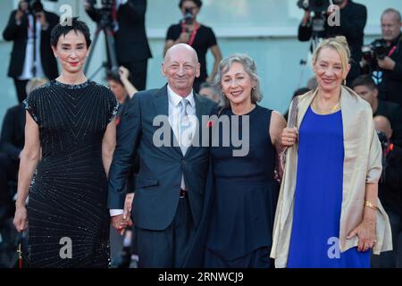 Venedig, Italien. September 2023. Jamie Bernstein, Nina Bernstein Simmons, Alexander Bernstein, Teilnahme an der Maestro Premiere im Rahmen des 80. Filmfestivals von Venedig (Mostra) in Venedig, Italien am 2. September 2023. Foto von Aurore Marechal/ABACAPRESS.COM Credit: Abaca Press/Alamy Live News Stockfoto