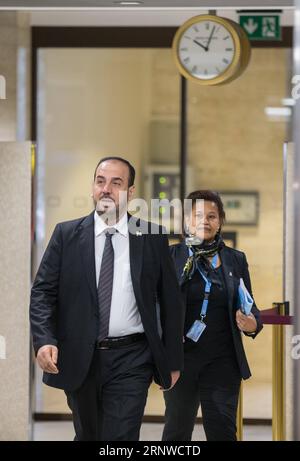 (171214) -- GENF, 14. Dezember 2017 -- der Leiter der syrischen Verhandlungskommission (SNC) Nasr al-Hariri (L) kommt während der innersyrischen Gespräche zu einer Verhandlungsrunde mit dem UN-Sonderbeauftragten des Generalsekretärs für Syrien Staffan de Mistura (nicht abgebildet) am 14. Dezember 2017 im europäischen Hauptquartier der Vereinten Nationen in Genf (Schweiz). ) (Zjy) SCHWEIZ-GENF-SYRIEN-FRIEDENSGESPRÄCHE-OPPOSITION XuxJinquan PUBLICATIONxNOTxINxCHN Stockfoto