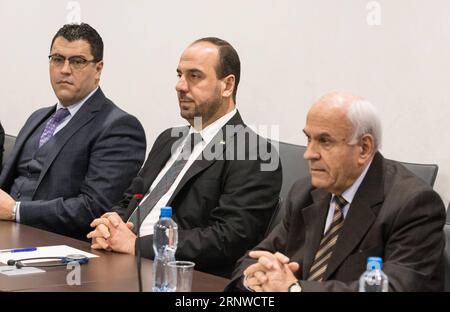 (171214) -- GENF, 14. Dezember 2017 -- der Leiter der syrischen Verhandlungskommission (SNC) Nasr al-Hariri (C) nimmt an einer Verhandlungsrunde mit dem UN-Sondergesandten des Generalsekretärs für Syrien Staffan de Mistura (nicht abgebildet) im Rahmen der innersyrischen Gespräche im europäischen Hauptquartier der Vereinten Nationen in Genf, Schweiz, 14. Dezember 2017, Teil. ) (Zjy) SCHWEIZ-GENF-SYRIEN-FRIEDENSGESPRÄCHE-OPPOSITION XuxJinquan PUBLICATIONxNOTxINxCHN Stockfoto