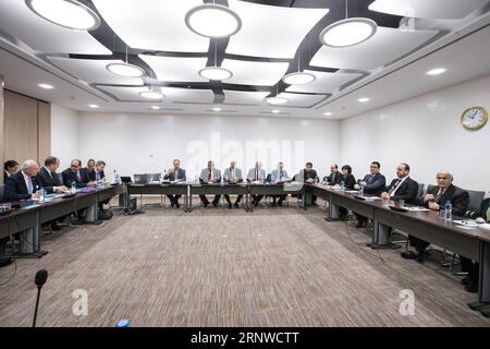 (171214) -- GENF, 14. Dezember 2017 -- UN-Sondergesandter des Generalsekretärs für Syrien Staffan de Mistura (lst L) und Leiter der syrischen Verhandlungskommission (SNC) Nasr al-Hariri (2. R) nehmen an einer Verhandlungsrunde während der innersyrischen Gespräche im europäischen Hauptquartier der Vereinten Nationen in Genf, Schweiz, 14. Dezember 2017, Teil. ) (Zjy) SCHWEIZ-GENF-SYRIEN-FRIEDENSGESPRÄCHE-OPPOSITION XuxJinquan PUBLICATIONxNOTxINxCHN Stockfoto