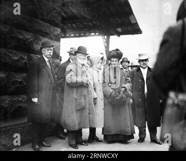 Andrew Carnegie mit seiner Frau Louise Whitfield Carnegie und ihrer Tochter Margaret Carnegie Miller im Jahr 1910 Stockfoto